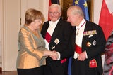 Angela Merkel gilt als Recycling-Queen. Ihr goldenes Kostüm trug sie bereits zu zwei offiziellen Anlässen.
