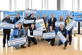 Landeshauptfrau Johanna Mikl-Leitner, Markus Redl, Geschäftsführer ecoplus Alpin und Michael Duscher, Geschäftsführer der NÖ Werbung, mit den Vertreterinnen und Vertretern der zehn Skigebiete, in denen man mit dem NÖ Bergerlebnispass die Pisten nutzen kann. 