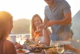 Aperitivo erlaubt! Aber nur, wenn Sie ihn so trinken: Planen Sie den Sundowner direkt vor dem Abendessen ein. Wer Alkohol zwischendurch am Nachmittag trinkt, der riskiert Heißhunger und tappt später in die Brotfalle.  