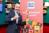 Wolfgang Stöhr, Geschäftsführer RITTER SPORT Österreich mit den neuen RITTER SPORT mini-Türmen