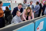 Barbara Novak (Wirtschafts- und Digitalisierungsstadträtin) und Marcin Kotlowski (CEO Wien Holding Media GmbH) im Call Center von Magenta Telekom.&nbsp;