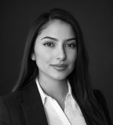 Amanda Becker, Team Lead Marketing bei DERMADROP, ist als Skincare-Expertin stets in engem Austausch mit Chemikern und Produktentwicklern.&nbsp;