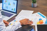 Analysten beschäftigen sich mit dem Wertpapiermarkt und und wissen, wo die Risiken bei Aktien, Fonds oder ETFs liegen.