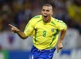 Ronaldo Luis Nazario de Lima jubelt mit ausgestrecktem Zeigefinger über sein Tor im WM-Halbfinale gegen die Türkei im Jahr 2002.