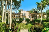 Miami war einst berühmt für im mediterranen Revival-Stil errichtete Villen. Das 580 Quadratmeter große Traumhaus mit Blick auf die Biscayne Bay wurde um 12 Millionen Dollar komplett renoviert und steht jetzt zum Verkauf. 
