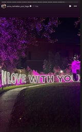 Im Garten des Restaurants ist zu lesen: "In love with you", also "Ich bin verliebt in dich"&nbsp;