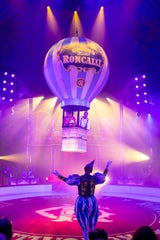 Roncalli begeistert mit Action, Gags und lasziver Erotik-Show