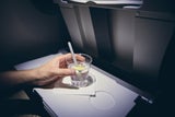 Achtung: Warum Sie im Flugzeug niemals Alkohol trinken sollten