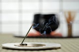 Genialer Hack: So können Sie Ihre Heizkosten mit einem Räucherstäbchen reduzieren