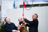 Bürgermeister Michael Ludwig (SPÖ), Stella Rollig (GF Belvedere) und Markus Müller (Rektor MedUni Wien) am Mittwoch bei der Enthüllung des Gemäldes "Die Medizin" in Wien. 