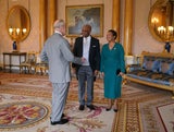 Charles III. mit Alexander Williams, High Commissioner von Jamaica und Carol Watson-Williams&nbsp;