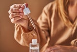 EU legte bereits niedrigere Höchstmengen für Retinol in kosmetischen Produkten fest - VKI: Bewerbung auf Social Media erhöhte Nachfrage und Risiko.