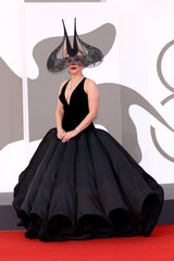 Glamour-Auftritt: Lady Gaga zieht mit XXL-Robe alle Blicke auf sich