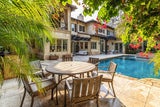 Zu dem mit Naturstein umrandeten Pool gelangt man über die großzügige Terrasse.