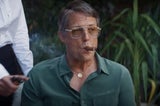 Hugh Grant als fieser Waffenhändler.