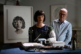 Mike Wooldridge posiert mit dem Roboter Ai-Da während eines Fototermins für die Weihnachtsvorlesungen der Royal Institution am 11. Dezember 2023 in London, England.&nbsp;