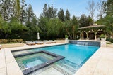 Die Outdoor-Oase verwöhnt mit einem Pool samt Wasserfall und Jacuzzi.&nbsp;&nbsp;