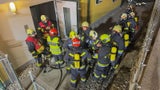Feuerwehr rettet bewusstlosen Mann aus brennender Wohnung
