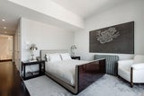 Modern und schlicht: Im Schlafzimmer gehen helle Farben eine entspannende Verbindung mit dunklem Holz ein. Die sparsame Deko hilft beim Abschalten und wirkt sehr aufgeräumt. 