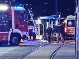 Crash mit Bim: Rettungsauto kippt um