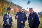 Landesvize Stephan Pernkopf (mi.) beim Waldbrand in Hirschwang.