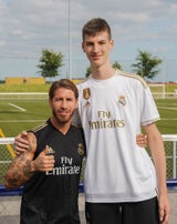 2,40 Meter-Riese: Größter Teenager der Welt auf dem Weg zum Basketball-Star