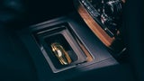 Kein Scherz: In der Mittelkonsole des Rolls-Royce Phantom befindet sich ein massiver Goldbarren aus 18-karätigem Gold, der eine "Speedform" darstellt – eine stilisierte Version des Fahrzeugdesigns. Wie viel der Goldbarren wiegt, bleibt allerdings geheim.&nbsp;
