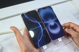 Ein Kunde begutachtet das neueste iPhone 16 Plus (rechts) und das neueste iPhone 16 Pro Max (links) von Apple, die am 26. September 2024 im Master Arts Shop in Srinagar, Jammu und Kashmir, zum Verkauf ausgestellt sind.&nbsp;