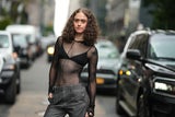 Ella Emhoff bei der New York Fashion Week: Ihr frecher Streetstyle macht sie zur Stilikone