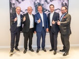 Leo Schulmeister (l.) zeichnet für die exklusive Inneneinrichtung des 3SI Luxury Real Estate Showrooms verantwortlich. Innenarchitekt Leo Schulmeister, Gallerist Gerald Hartinger, Geschäftsführer 3SI Immogroup Michael Schmidt, Gerhard Klein (Geschäftsführer 3SI Makler GmbH), Stephan Pasquali (3SI Immogroup Geschäftsführer Neubau)