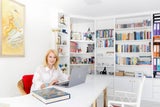  Dutzende Sterne-Bücher, darunter auch ihre eigenen, sowie Rogers Auszeichnungen stehen im Bücherregal ihres Büros, das ebenfalls mit hellen Möbeln ein freundliches Ambiente bietet.