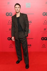 Elias Becker stiehlt beim „GQ Award“ den Siegern die Show