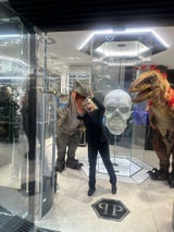 Plein-Store-Chefin Manuela Fischer bekam Besuch aus der Urzeit