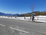 Salzburg. Radfahren entlang der Salzach und auf Bahntrassen, abseits des Verkehrs.
