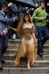 Kurz nach Geburt: Cardi B sorgt in Paris mit zwei Wow-Looks für Aufsehen
