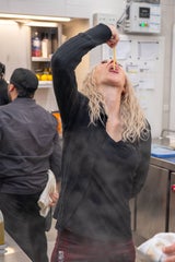 Simone Lugner bei Familie Barbaro in der Pizzeria Regina Margherita