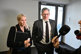 Simone mit Anwalt Florian Höllwarth