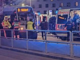 Crash mit Bim: Rettungsauto kippt um