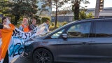Klima-Aktivisten stören Verkehr mit Holzgerüst
