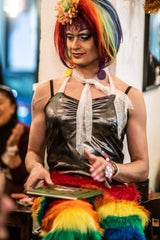 Drag Queen  Candy Licious sorgt beim Fuhrgassl-Huber für coole Stimmung.