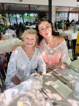 Mausi Lugner lässt es sich mit ihrer Mama Martha gut gehen