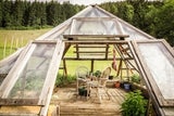 Die Cheops-Pyramide diente als Vorbild für die Glaspyramide im Bauerngarten von Annette Wallner und ersetzt das klassische Gewächshaus. Hier gedeihen Kräuter auch im Winter und dank Pyramide auch besonders gut. 