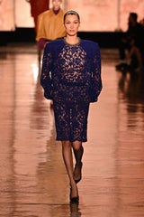 Fashion Week Finale: Bella Hadid lässt für Saint Laurent tief blicken