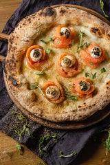 Die Imperial Pizza, veredelt mit sibirischem Schenkel-Kaviar, 24 Karat Gold und norwegischem Premium-Räucherlachs  