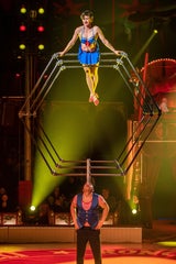 Roncalli begeistert mit Action, Gags und lasziver Erotik-Show