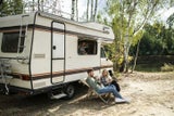 Campingplätze bieten unterschiedliche Stellplätze für Zelte, Wohnmobile oder Autos mit Wohnwagenanhänger.