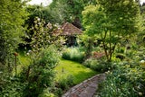 Salettl mitten im Grünen: Inmitten blühender Pracht und altem Baumbestand steht ein Pavillon. Derartige Gartenhäuser waren in der zweiten Hälfte des 19. Jahrhunderts sehr beliebt und werden bis heute im Salzkammergut Salettl genannt. 