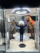 Plein-Store-Chefin Manuela Fischer bekam Besuch aus der Urzeit