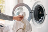 Lifehack: Warum Sie unbedingt Salz in die Waschmaschine geben sollten