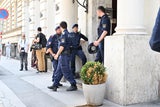 Polizisten vor Hotel